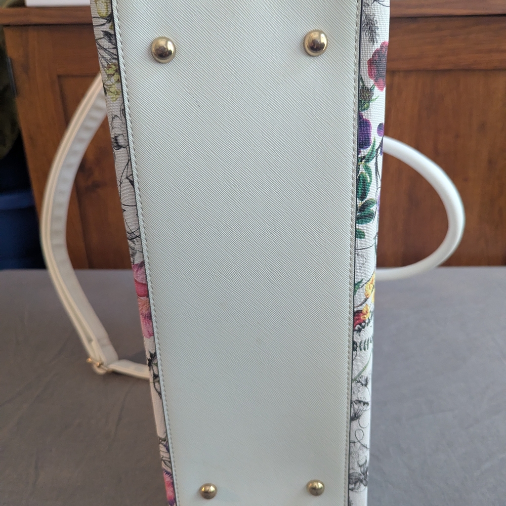 Elegant Floral Satchel with Gold Details - Picture 10 of 10